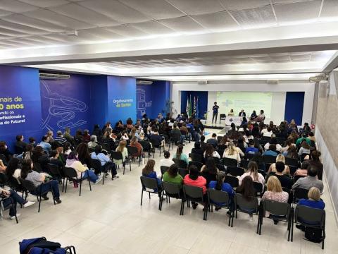 sala de aula lotada em evento #paratodosverem