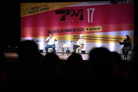 autor falando em palco para os alunos #paratodosverem