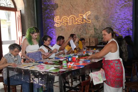 pessoas fazendo curso de estamparia #paratodosverem