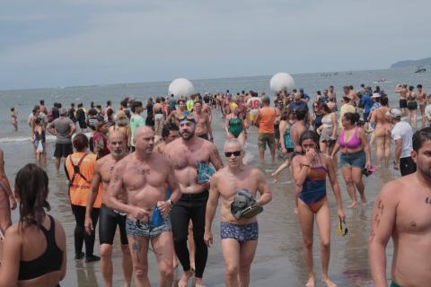 pessoas com toca saindo do mar #paratodosverem