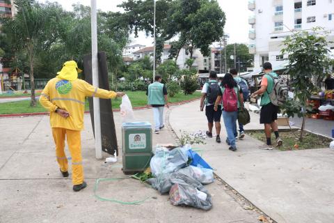 agentes de combate ao aedes e funcionário da terra santos. #paratodosverem