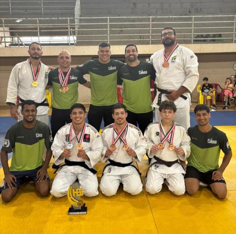 Imagem da equipe de judô masculina. #Paratodosverem.