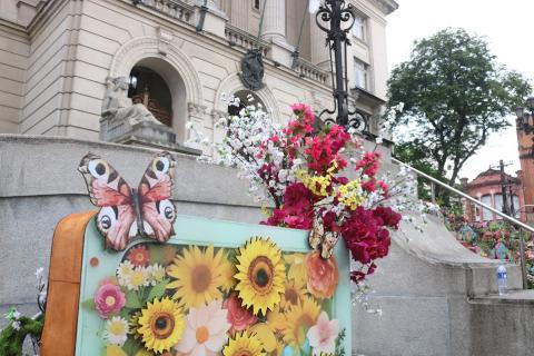 flores na frente de um palácio #paratodosverem