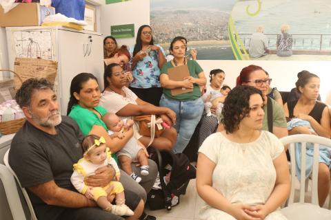 mães e pais acompanha a roda de conversa #paratodosverem 