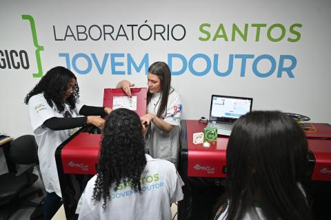 Alunos mexem em impressora 3D #paratodosverem 
