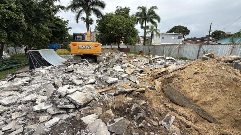 máquina atuando na obra #paratodosverem 