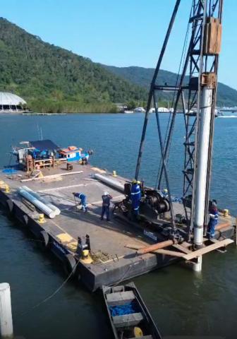 máquina sobre água #paratodosverem