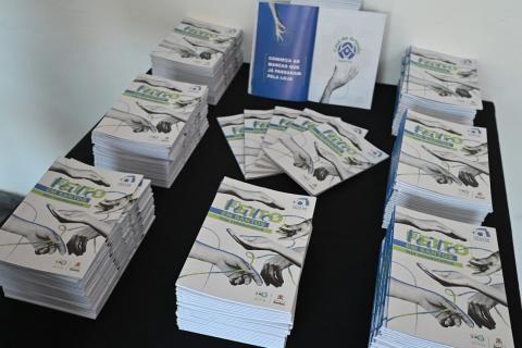 catálogos em mesa #paratodosverem 