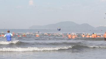 nadadores se lançam ao mar #paratodosverem