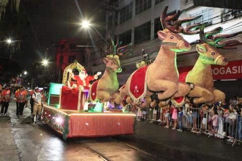 Papai Noel desfila na Parada do Natal Criativo #paratodosverem