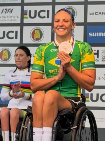 Jessica Messali com a medalha no Mundial. #Paratodosverem