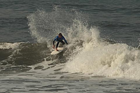 rapaz surfando no mar #paratodosverem