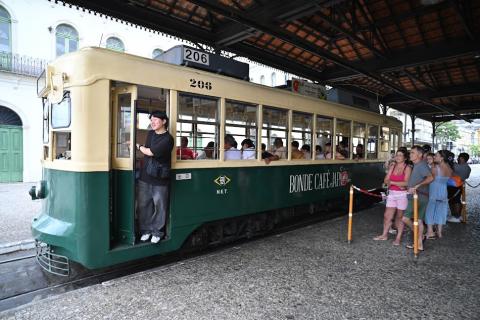 o bonde com passageiros na estação do valongo. paratodosverem