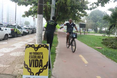 agente entrega panfleso a ciclista #paratodosverem