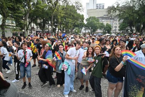pessoas se divertem na praça mauá. #paratodosverem
