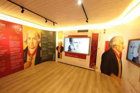 sala com objetos de jose bonifacio #paratodosverem