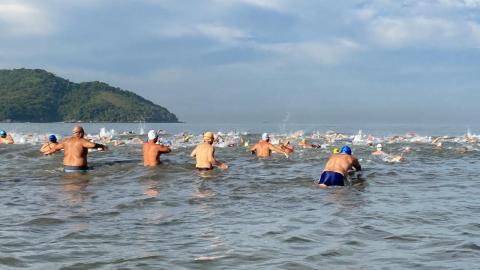 pessoas entrando no mar #paratodosverem