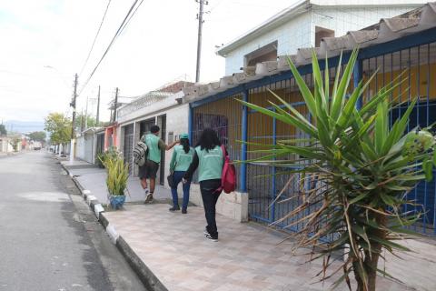 Agentes percorrem casas #paratodosverem