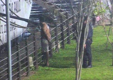 homem detido pelos guardas #paratodosverem