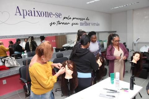 mulheres fazendo trança durante a aula #paratodosverem 