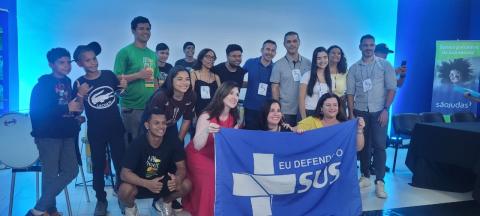 servidores seguram a bandeira com os dizeres 'eu defendo o SUS' #paratodosverem