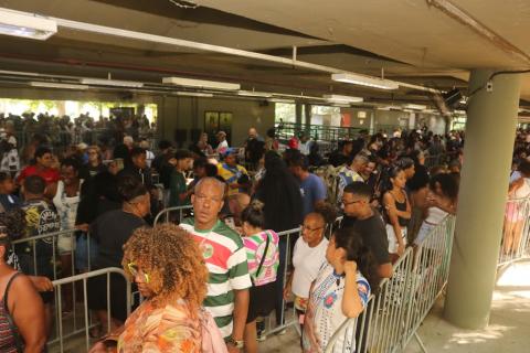 pessoas na fila #paratodosverem