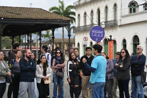 pessoas reunidas para passeio #paratodosverem