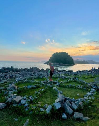 pessoa no meio do monumento #paratodosverem