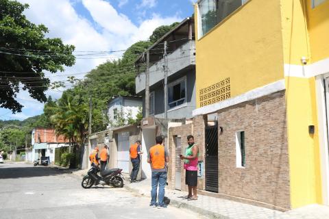 agentes tocando em casas para entregar panfletos #paratodosverem