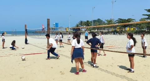 crianças jogando vôlei na praia #paratodosverem 