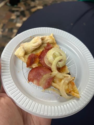 pedaço de pizza em um prato plástico #paratodosverem