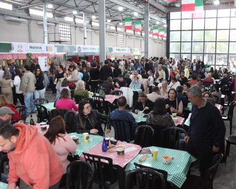público aproveita variedade gastronômica oferecida na festa  #paratodosverem