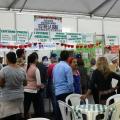 barracas de lanches e salão de refeições com pessoas circulando. #paratodosverem 