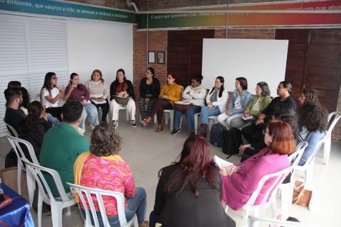 servidores reunidos em círculo #paratodosverem 