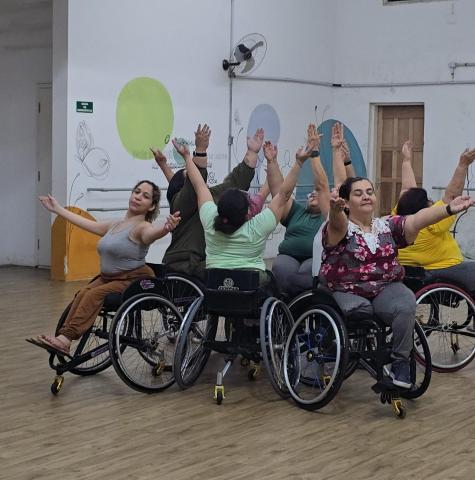 pessoas dançando em cadeira de rodas #paratodosverem 