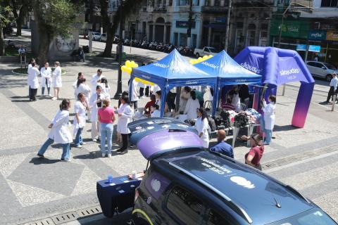 pessoas perto de uma tenda