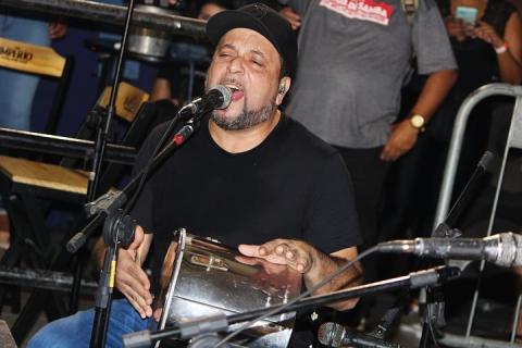 junior bicalho cantando em microfone #paratodosverem