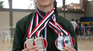 Judoca mostra suas medalhas. #Paratodosverem