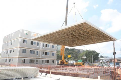 guindaste ergue telhado #paratodosverem