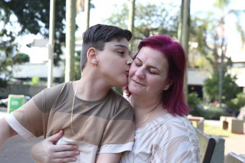 Fabíola e o filho Pedro. #Paratodosverem