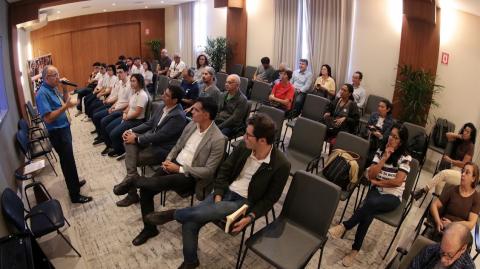 homem fala para plateia em auditório. #paratodosverem 