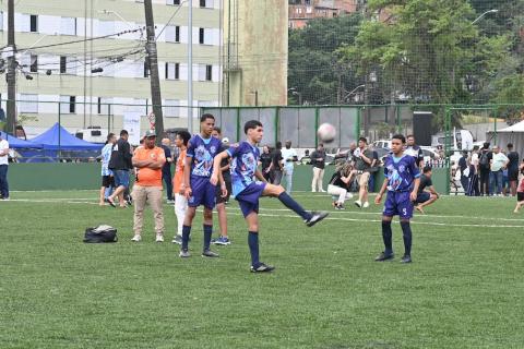 rapazes jogando futebol no novo campo #paratodosverem