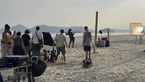pessoas gravando filme em praia #paratodosverem 