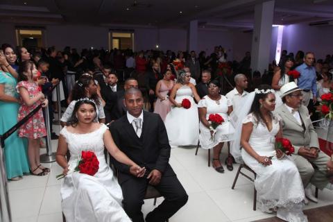 casais aguardando cerimônia do casamento comunitário #paratodosverem 