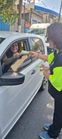 motorista recebe panfleto #paratodosverem