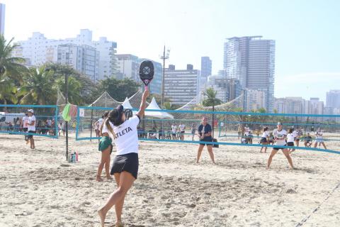 atletas jogando beach tennis #paratodosverem