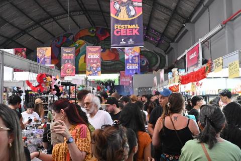 pessoas no festival geek #paratodosverem