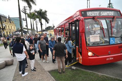 pessoas entrando em ônibus turístico #paratodosverem 