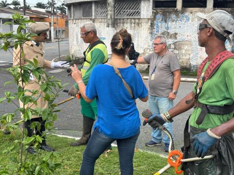 pessoas gravando série de vídeos #paratodosverem 