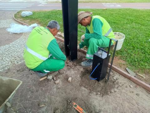 operários instalando estações #paratodosverem 